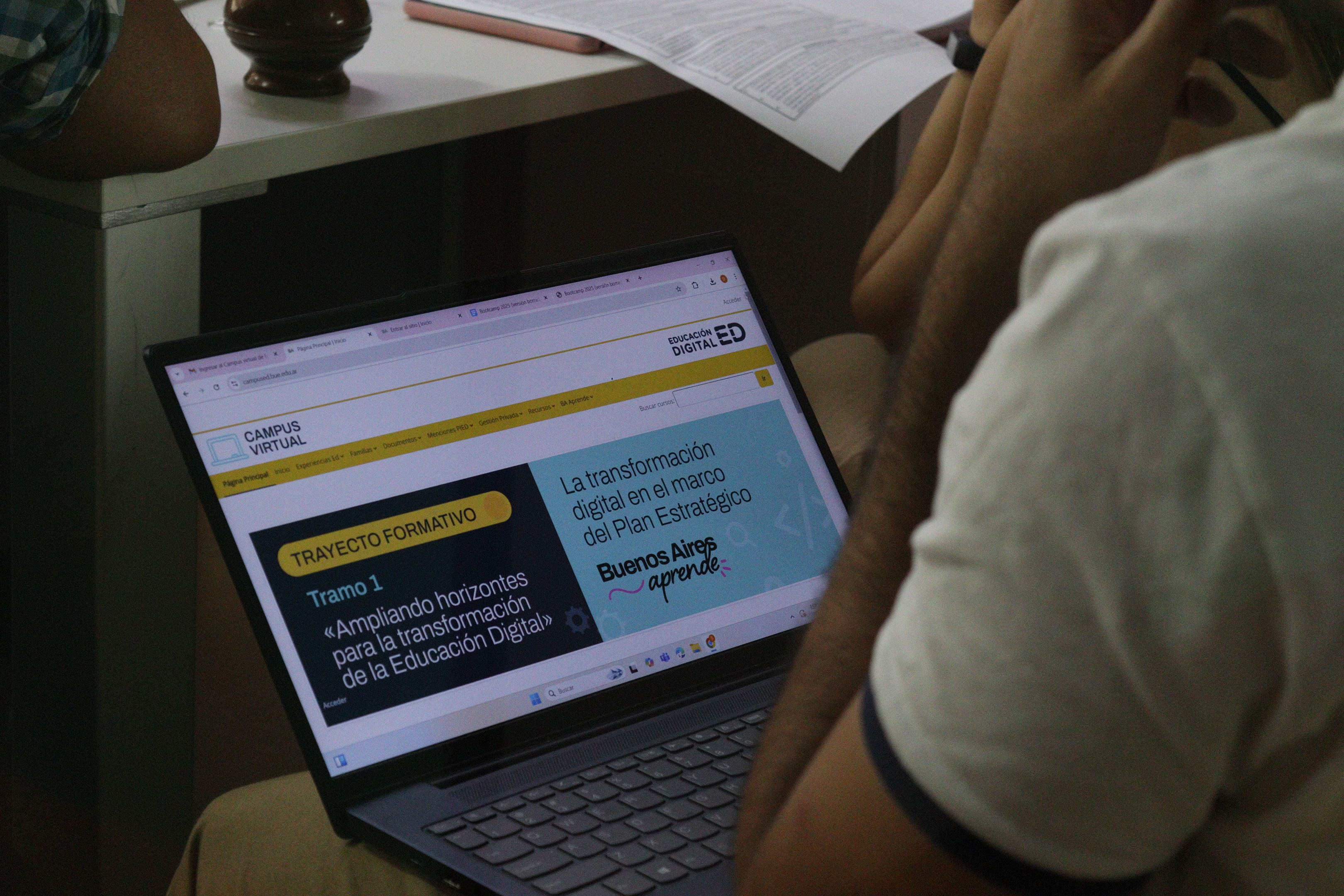 Foto de una computadora con el sitio del Campus virtual mostrandose en ela pantalla