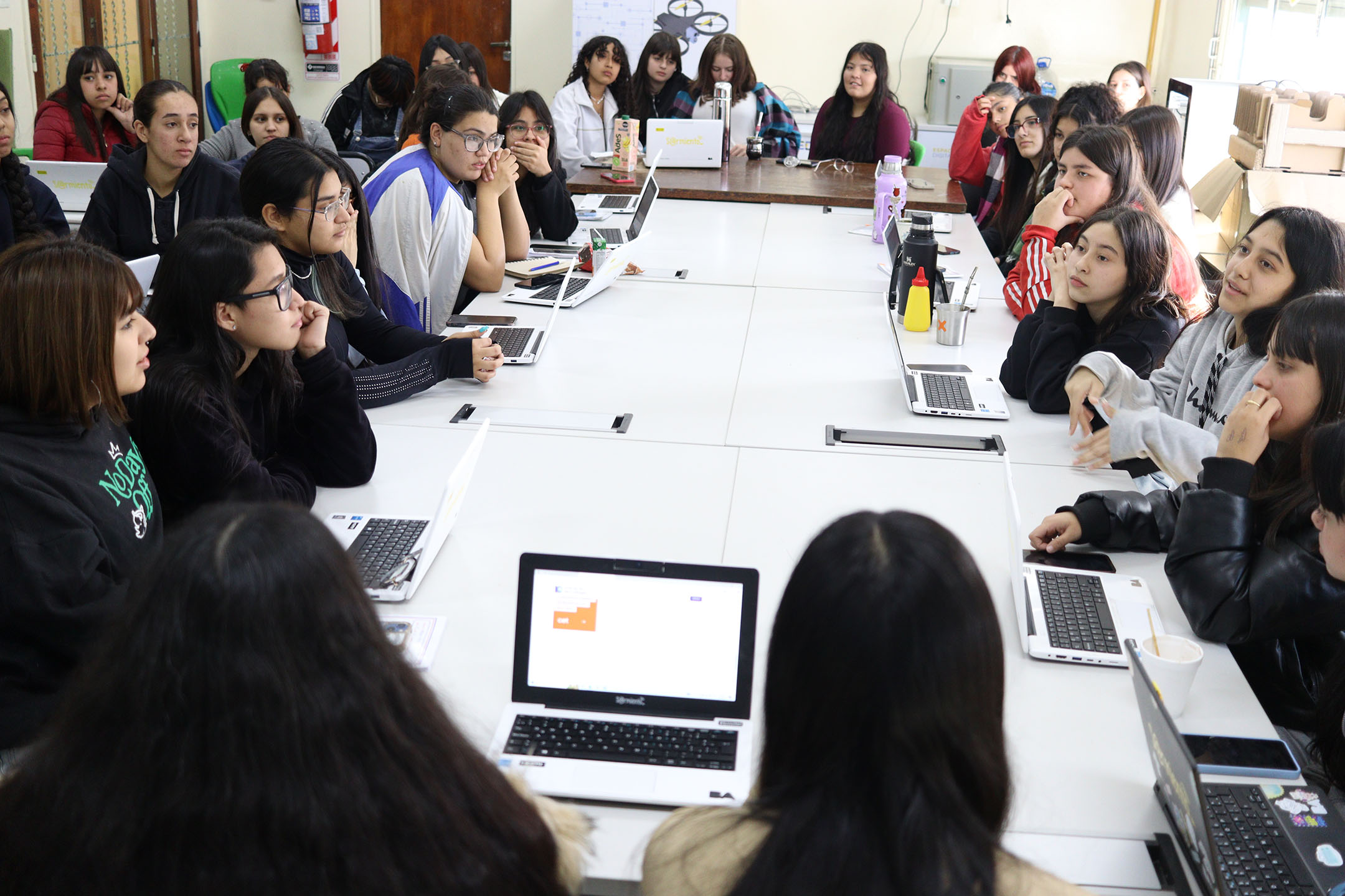 Foto de chicas reunidas en el contexto de «Desafíos STEAM» y «Chicas Pioneras STEAM» para Primaria y Secundaria