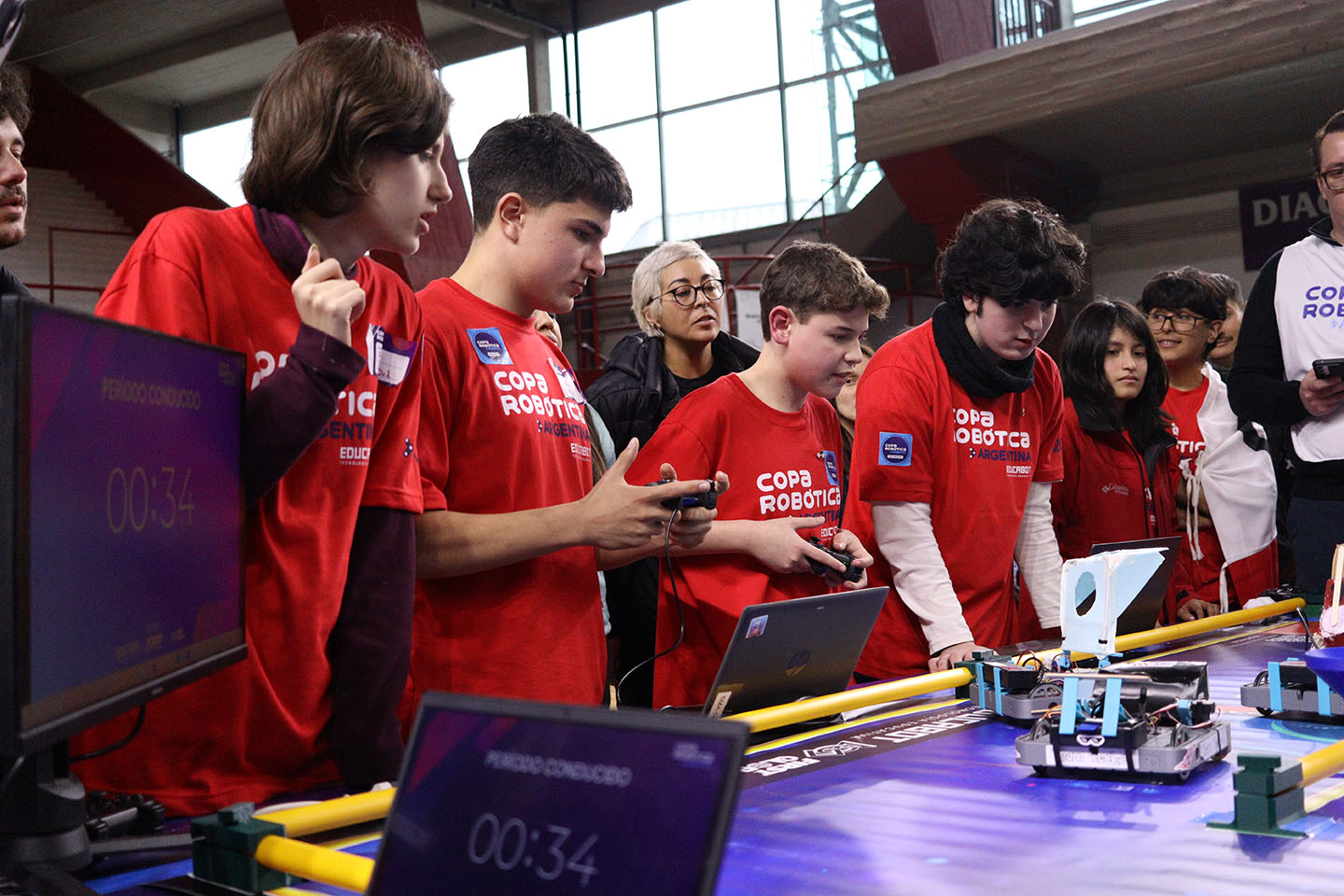 imagen de unos chicos participando en la Copa Robotica con sus netbooks del Plan Sarmiento