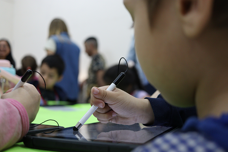 plano cercano del perfil de un niño de edad inicial con una tablet 