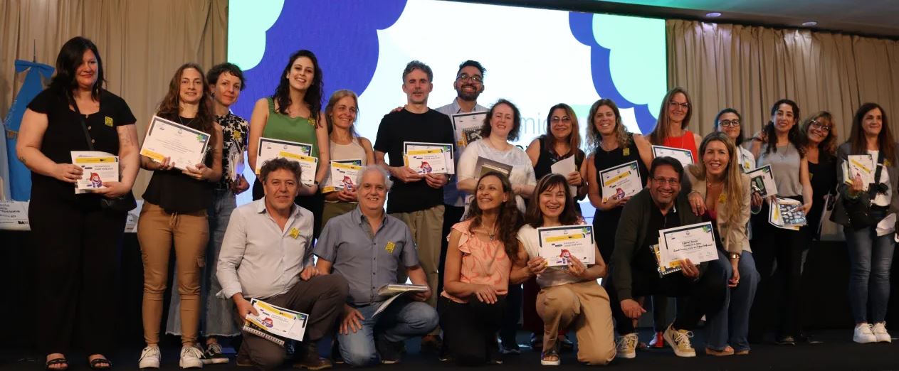 Imagen de todo los premiados con sus diplomas