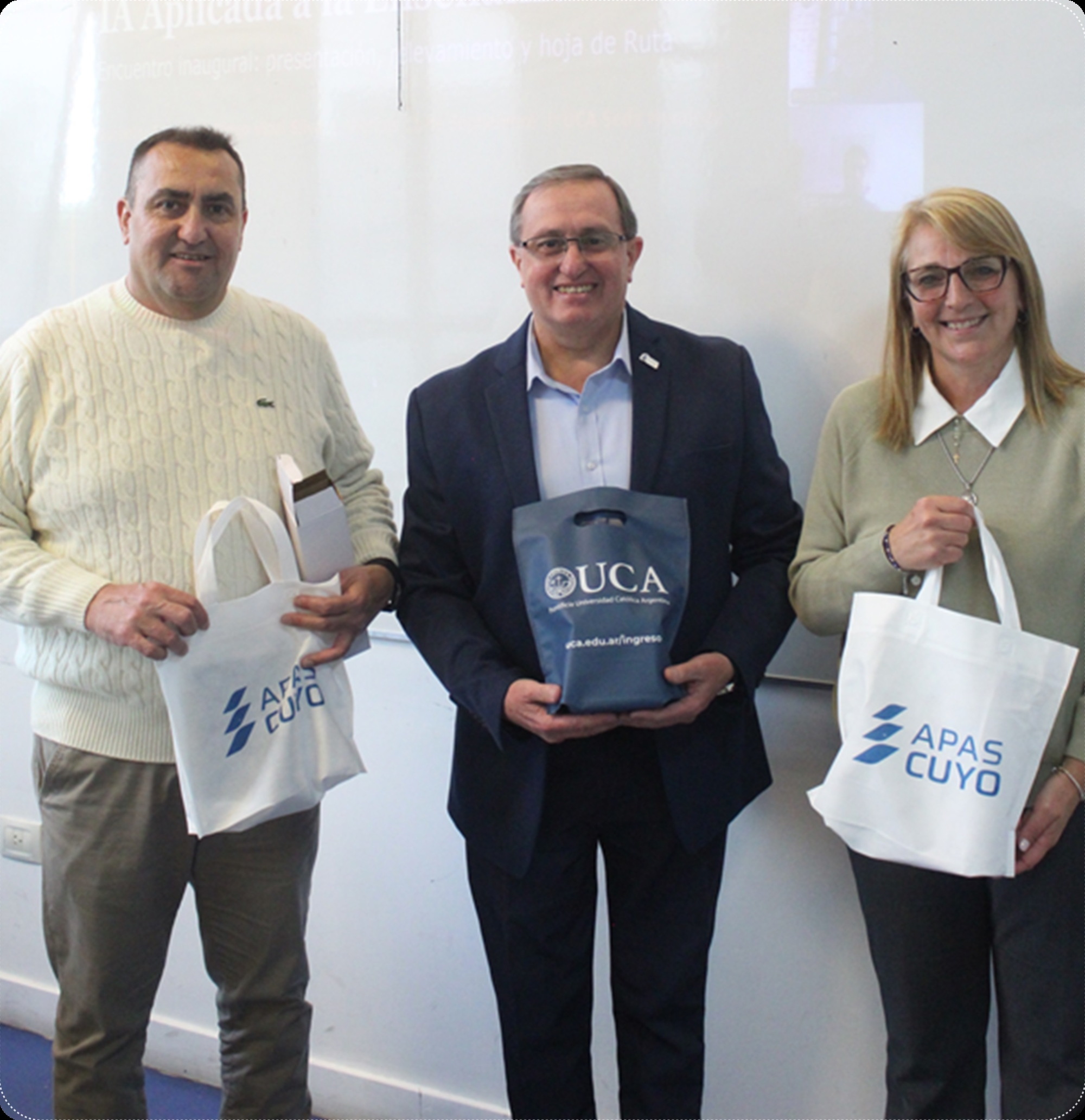 Diego Vidal Silva, Esp. Prof. UCA; Sr. Daniel A. Sisso Cataneo, presidente APAS CUYO, y la sra. Mgter. Fabiana Acerbi, Decana UCA